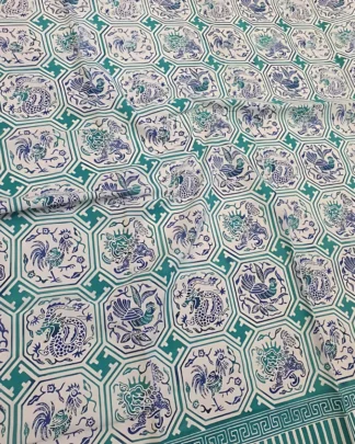 Kain batik sarung wanita motif Astakona Teduh di atas katun primissima, menampilkan bingkai geometris hijau