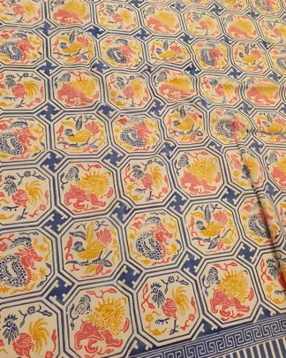 Kain batik sarung wanita motif Satwa Kahyangan dengan bingkai biru di atas kain katun primissima yang halus.