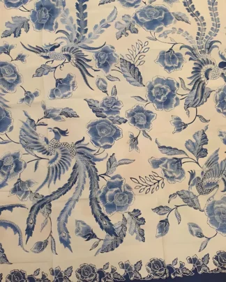 Kain batik tulis motif burung Hong dan mawar biru di atas kain katun primissima putih, memberikan nuansa klasik dan anggun.