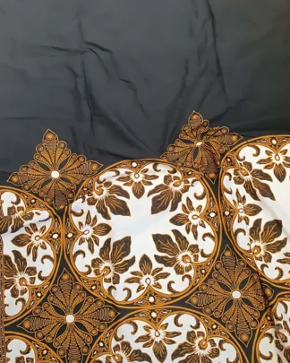 Kain batik sarung wanita motif Kawung Hitam di atas bahan katun primissima yang halus.