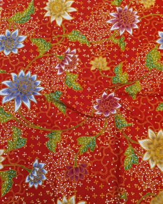 Kain batik tulis motif bunga seruni di atas katun primissima berwarna merah cerah.