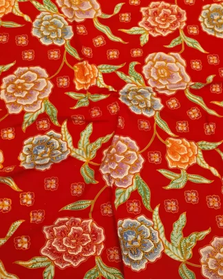 Kain batik tulis motif mawar merah di atas bahan katun primissima yang halus, nuansa hangat dan feminin.