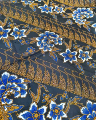 Kain batik sarung wanita motif bunga biru dan putih di atas dasar hitam, bahan katun primissima yang elegan.