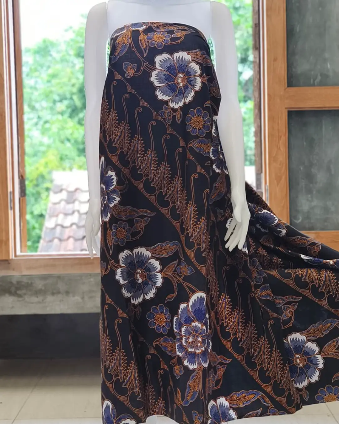 Kain batik sarung wanita motif bunga biru dan putih di atas dasar hitam, bahan katun primissima yang elegan.