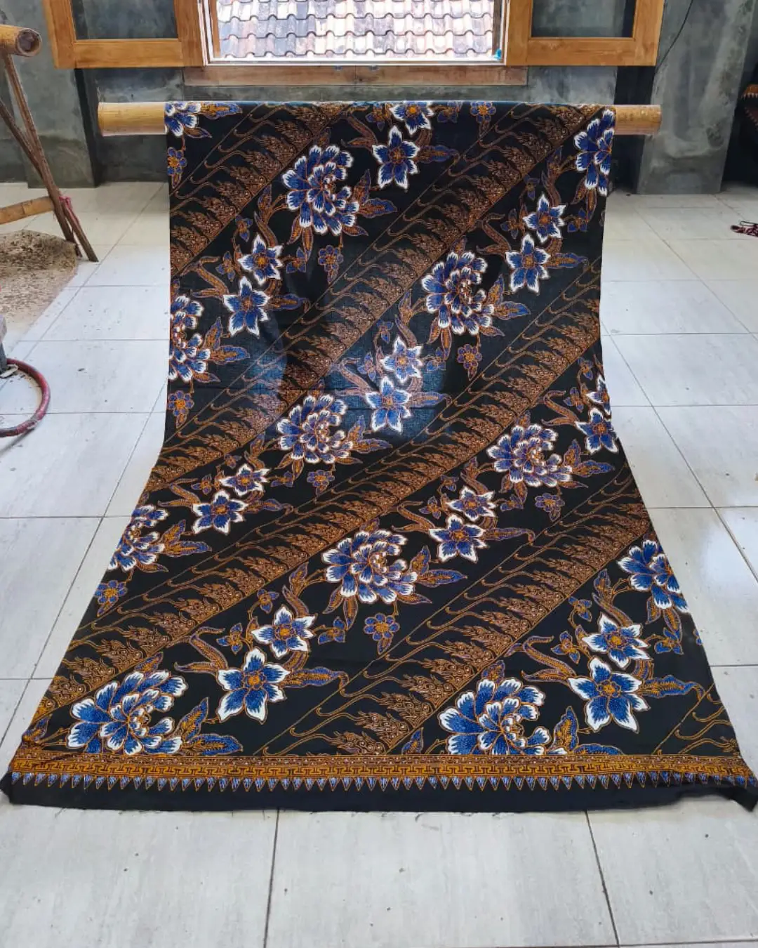Kain batik sarung wanita motif bunga biru dan putih di atas dasar hitam, bahan katun primissima yang elegan.