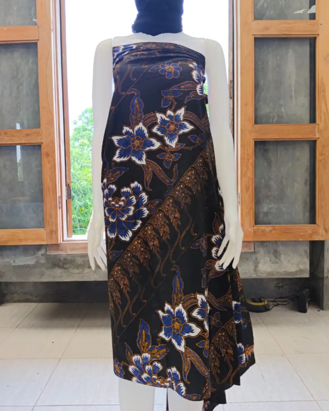 Kain batik sarung wanita motif bunga biru dan putih di atas dasar hitam, bahan katun primissima yang elegan.