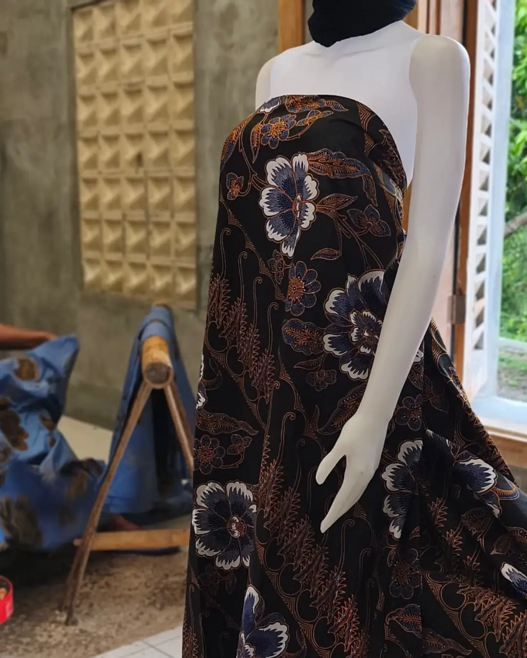 Kain batik sarung wanita motif bunga biru dan putih di atas dasar hitam, bahan katun primissima yang elegan.